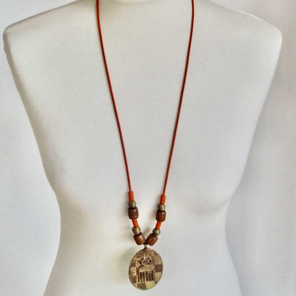 Halskette Leder und Messing mit Orange von esperlt - Körperbild